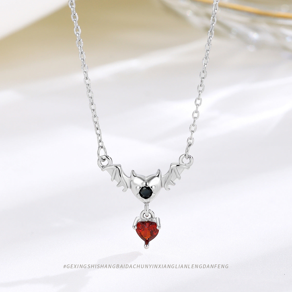High-end, Personalized Clavicle Necklace Accessory